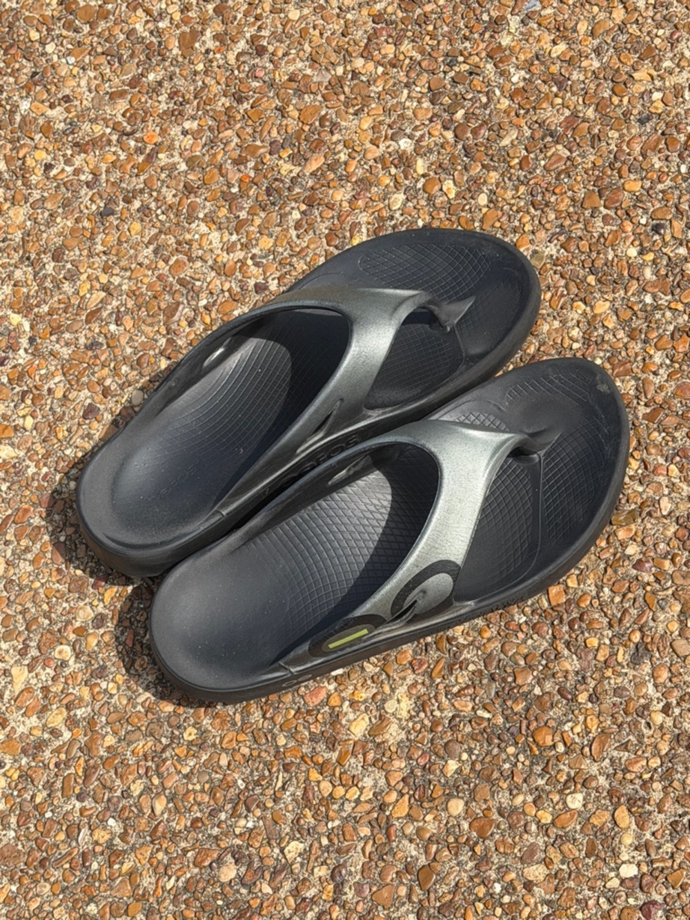 Mens Size 11 OOFOS Black and Gray Flip Flop Sandals - Picture 2 of 16